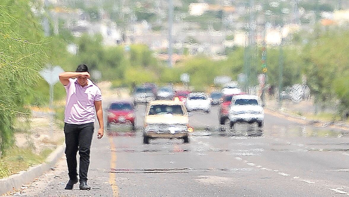 Hasta agosto continuará el calor, que en algunas regiones del estado supera los 52 grados, lo que provoca el fenómeno conocido como “espejismo”, que es una ilusión óptica relacionada con la densidad del aire y la temperatura extrema (AMALIA ESCOBAR)