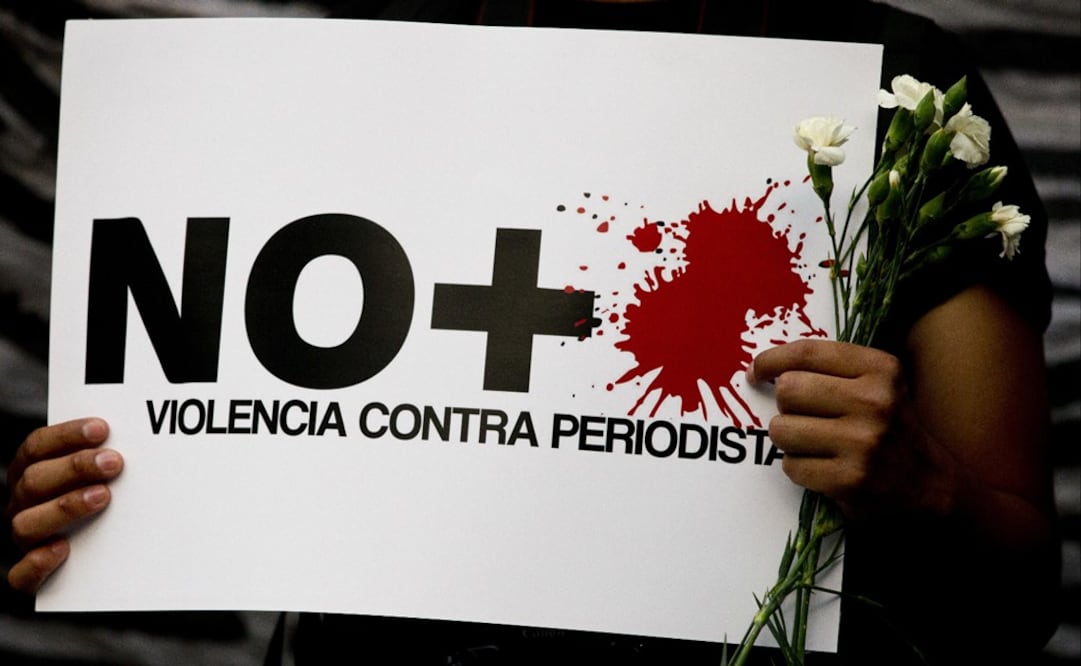  A protestor holds a sign reading "No more violence against journalists," during a demonstration outside the Interior Ministry in Mexico City, Tuesday, May 16, 2017 - Photo: Rebecca Blackwell/AP