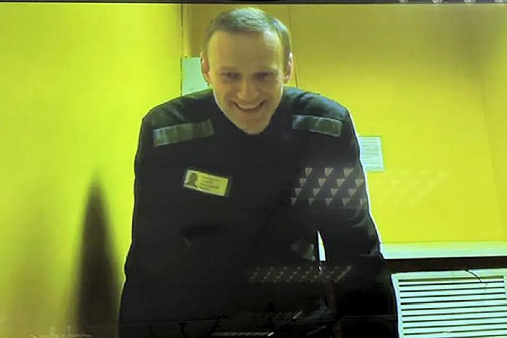 El líder de la oposición rusa Alexei Navalny en una pantalla de televisión, tal como aparece en un enlace de video proporcionado por el Servicio Penitenciario Federal Ruso en una sala del tribunal del Tribunal Municipal de Moscú. Foto: AP