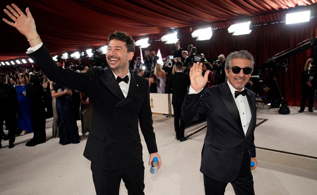 Santiago Mitre, director de Argentina: 1985, y el actor Ricardo Darín, a su llegada la Teatro Dolby de Los Ángeles. Foto: John Locher. AP