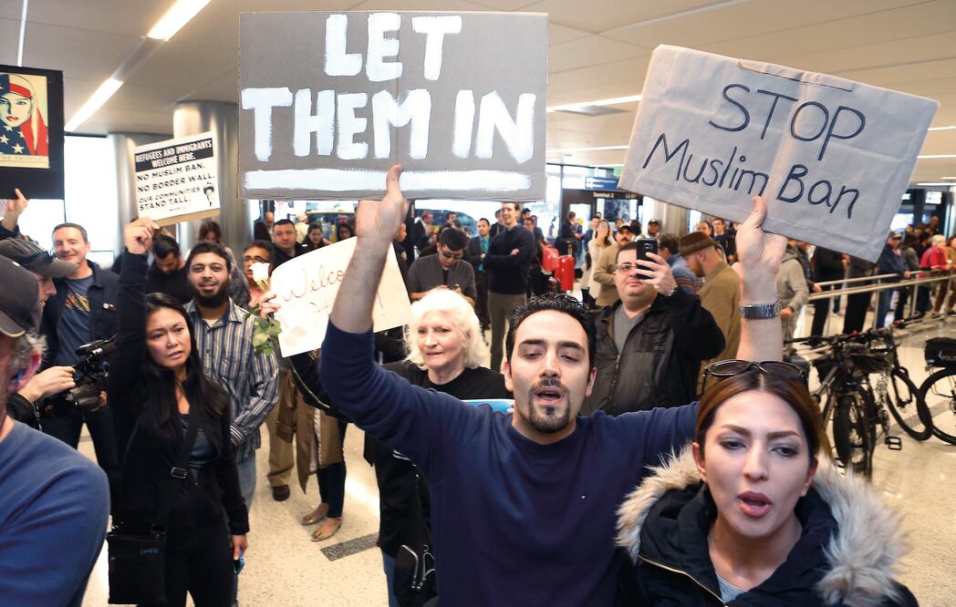Dozens of people went to Los Angeles International Airport to support an Iranian who entered the United States with a visa (DAMIÁN DOVARGANES, AP)