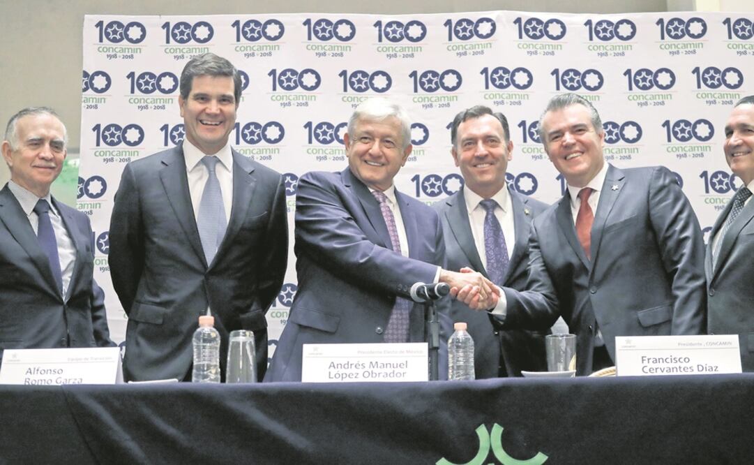 El virtual presidente electo, Andrés Manuel López Obrador (tercero de izq. a der.), y el presidente de la Concamin, Francisco Cervantes Díaz, se saludan durante la reunión en la que el tabasqueño expuso su proyecto energético. Foto: ALEJANDRA LEYVA.