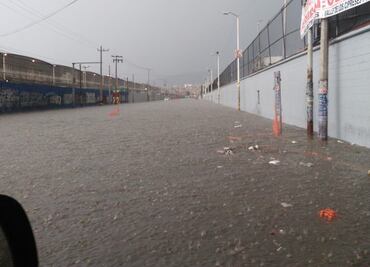 Lluvia con granizo en Tultitlán provoca inundaciones y satura canales de aguas negras
