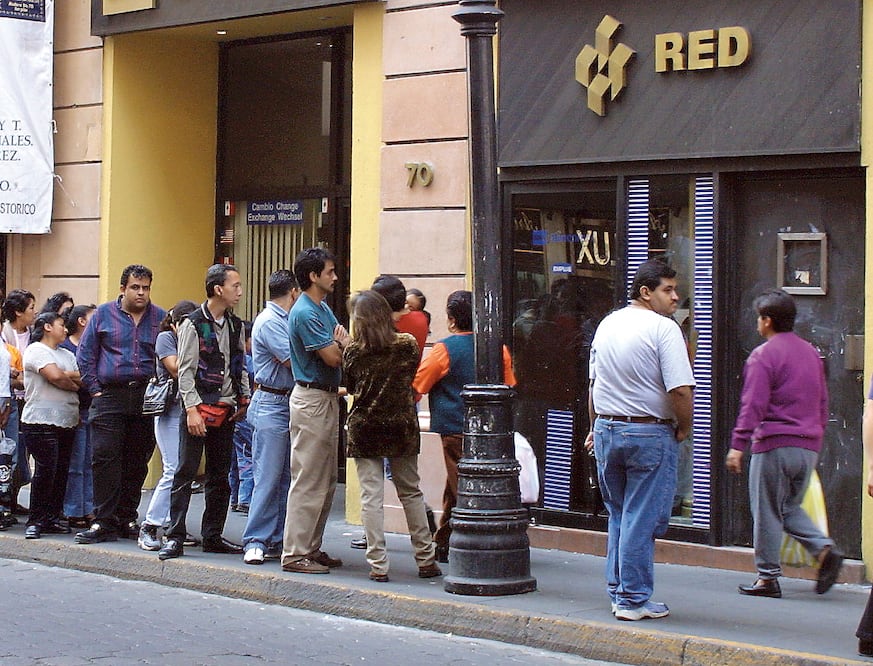 Al acudir a sucursales bancarias no entablar conversación con extraños y no alardear por el monto recibido, señala el Consejo Ciudadano (ARCHIVO EL UNIVERSAL)