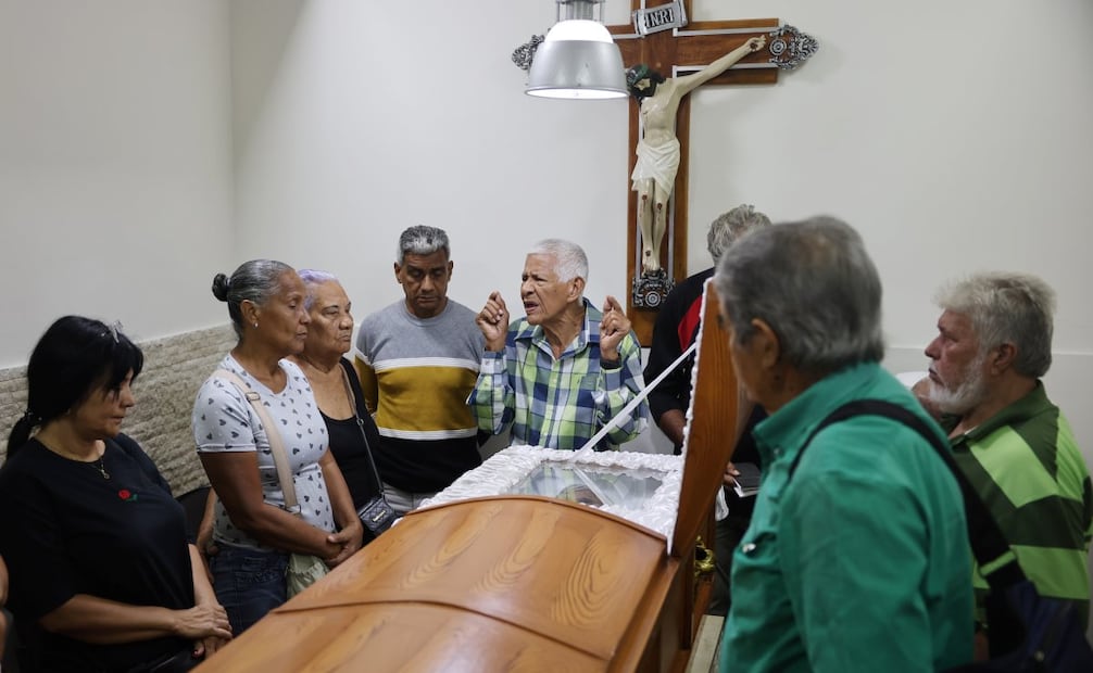 Funeral de Rosa Elena González este lunes, en Catia La Mar (Venezuela). En una ceremonia íntima, una docena de personas despidieron a Rosa Elena González, de 80 años, residente del estado La Guaira, cercano a Caracas, y una de los civiles fallecidos durante los ataques de fuerzas estadounidenses en el país suramericano, en el cual fueron capturados el presidente Nicolás Maduro y su esposa, Cilia Flores. (05/01/26) Foto: EFE