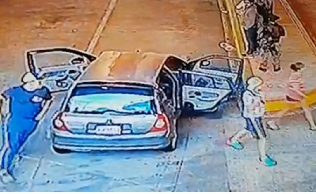 Tres personas se estacionaron afuera del Metro Tacuba y descendieron de un auto marca Ford para luego subir a un camión y golpear al chofer. (Fotografía: Especial )