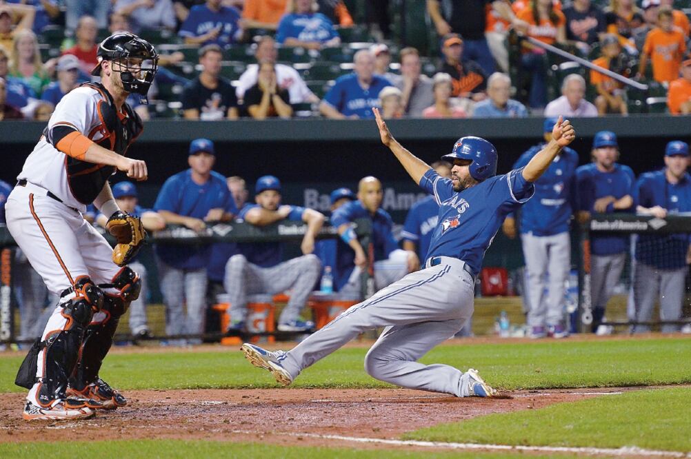 Dalton Pompey (derecha) rompió el empate con impulsada de Smoak (TOMMY GILLIGAN. USA TODAY SPORTS)