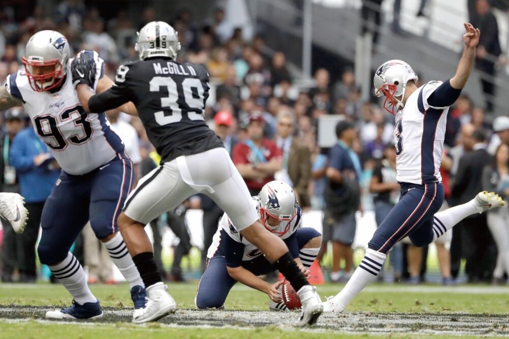 El pateador de Nueva Inglaterra logró conectar de 62 yardas (REBECCA BLACKWELL. AP)
