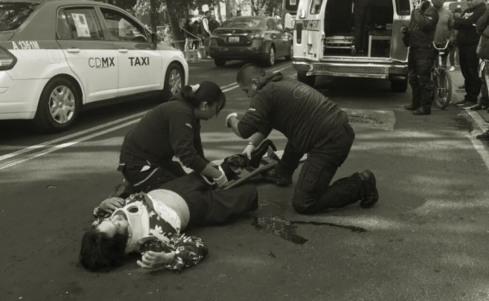 Motociclista atropella a mujer sordomuda y muere tras chocar en GAM