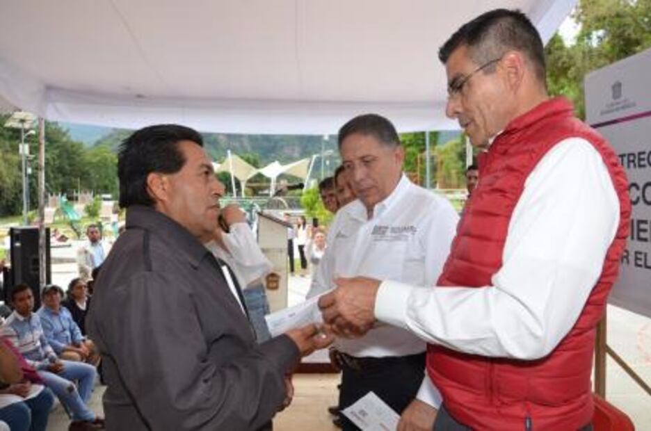 Entregan 300 tarjetas de apoyo a damnificados del 19-S en Edomex