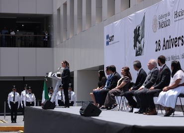 Sheinbaum encabeza ceremonia por el 28 aniversario del SAT; llama a sus trabajadores a guiarse con honradez y ética