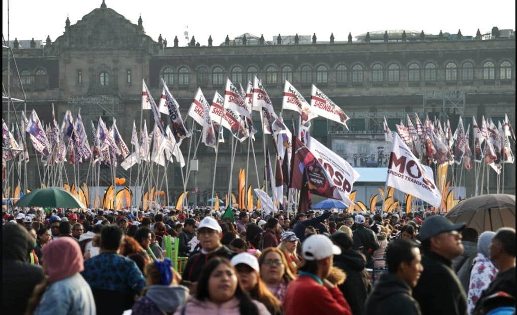 Simpatizantes de la presidenta Claudia Sheinbaum y de la Cuarta Transformación se desplazan al Zócalo de la Ciudad de México, para conmemorar siete años de la llegada del movimiento que encabezaba Andrés Manuel López Obrador a la Presidencia, el sábado 6 de diciembre de 2025. Foto: Carlos Mejía/EL UNIVERSAL