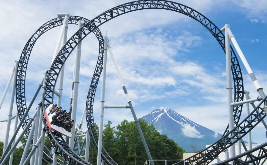 La montaña rusa Takabisha, en Japón, tiene la caída más empinada del mundo. Foto: Fuji-Q Highland