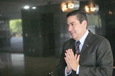 Renuncian en cascada funcionarios