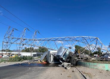 Mujer, presuntamente en estado de ebriedad, provoca choque de un tráiler contra torre eléctrica en la Texcoco-Lechería
