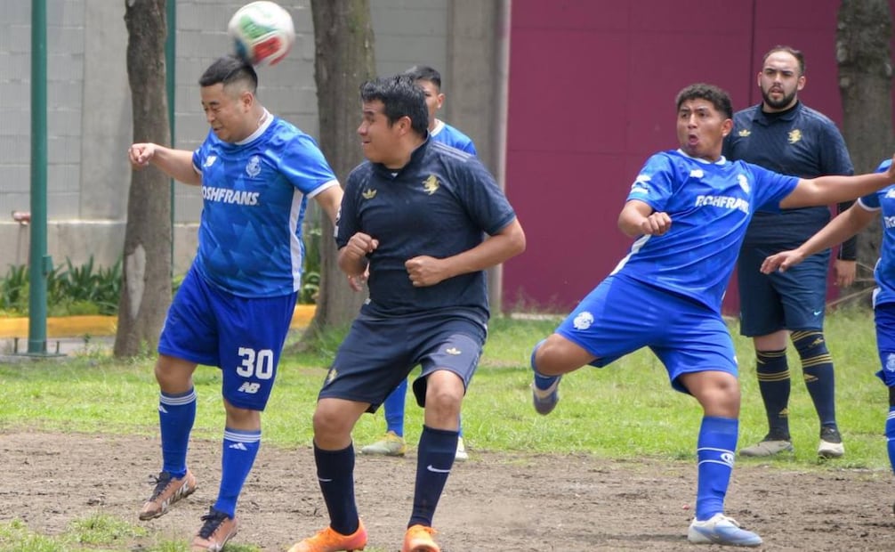 Instalan gigante futbolero en Utopía Meyehualco; vecinos de Iztapalapa se reúnen para ver el Mundial. 
Foto: Santiago Cadena / El Universal