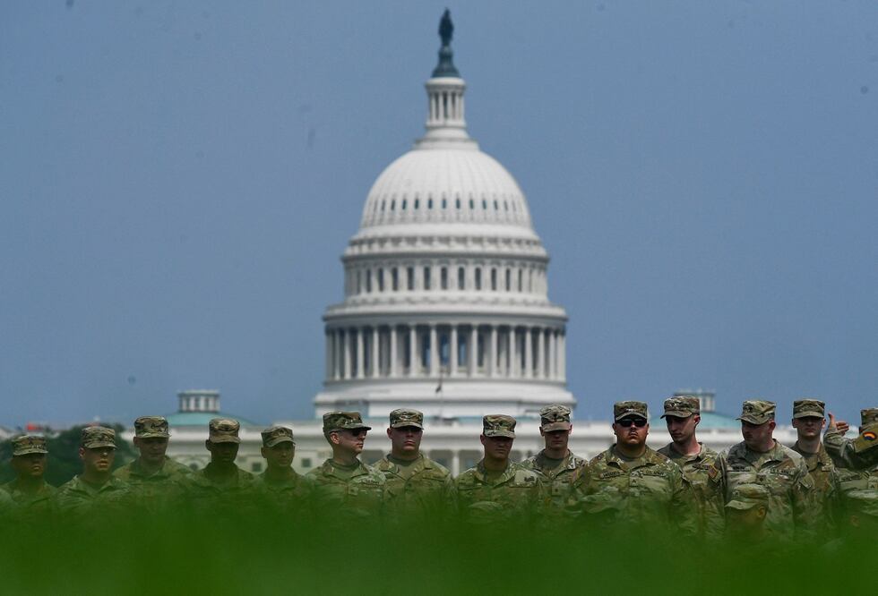 Soldados del Ejército de Estados Unidos posan para una foto grupal en el National Mall de Washington D. C. el 13 de junio de 2025, mientras se preparan para la celebración del 250.º aniversario del Ejército. Foto: AFP