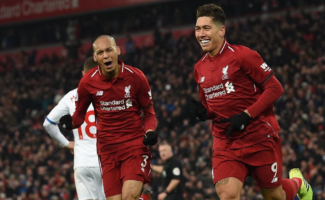 Fabinho y Firmino celebran un gol con los Reds. FOTO: AFP