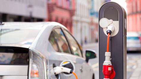 Israel pone fecha final a ventas de autos de gasolina 