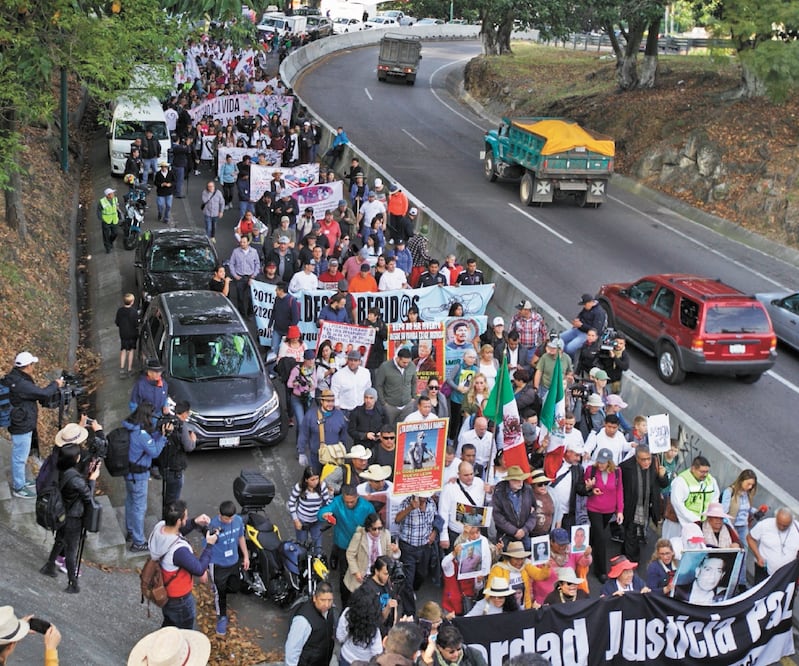 Al menos 400 personas recorrieron más de 12 kilómetros desde la Paloma de la Paz hasta el pueblo de Coajomulco. FOTOS: GERMÁNE ESPINOSA. EL UNIVERSAL
