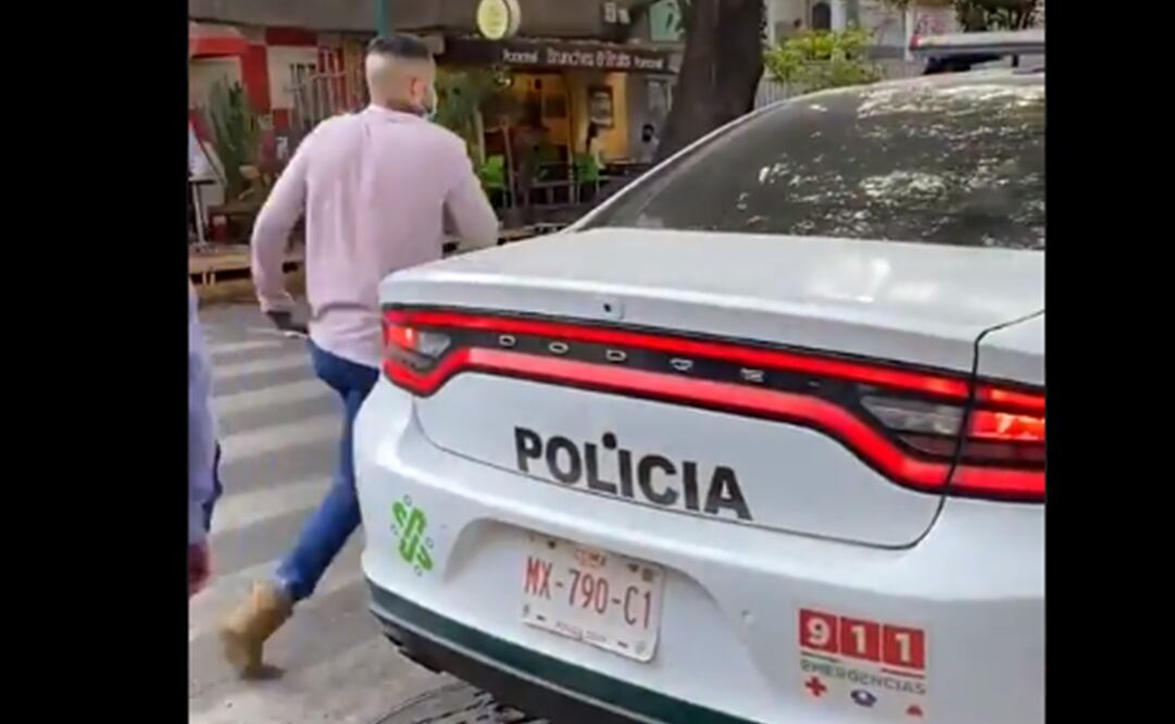 El oficial quiso ocultar su tatuaje en el cuello para no ser reconocido, pero las placas de la patrulla fueron registradas en el video. Foto: Especial
