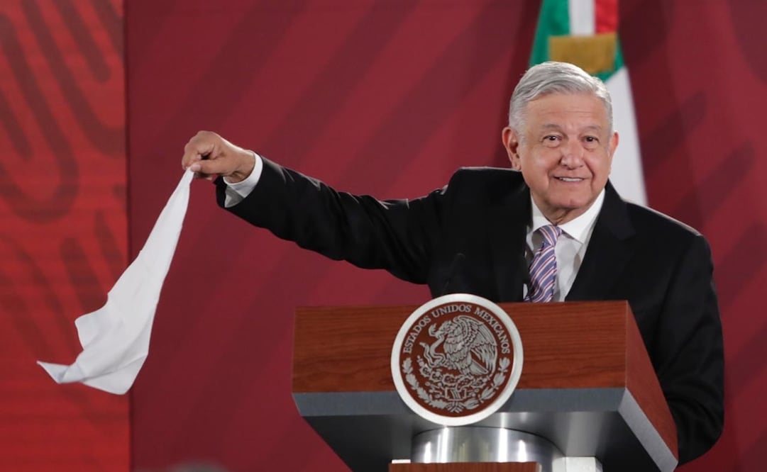 En el marco del Día Internacional contra la Corrupción, AMLO mostró un pañuelo blanco para señalar que hay "bandera blanca en corrupción" / Iván Stephens. EL UNIVERSAL
