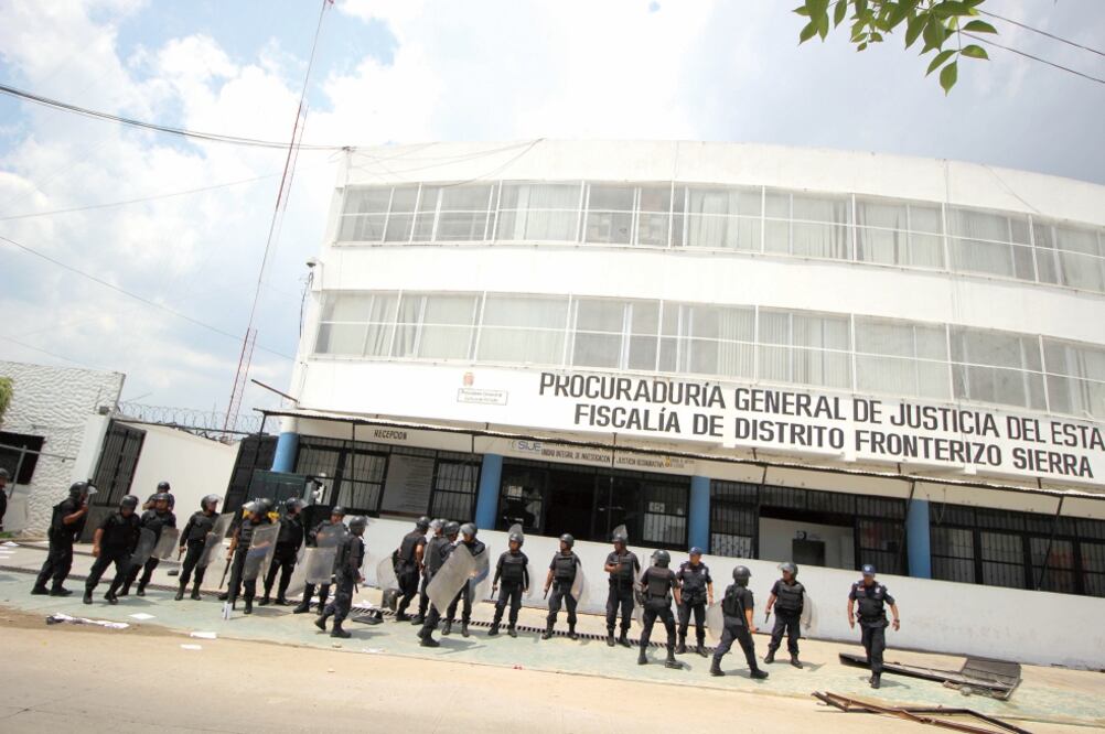 La Policía Estatal Preventiva (PEP) arribó a las instalaciones de la Fiscalía de Distrito, que fue saqueada y destruida por miembros de la OPIEZ en represalia por la detención de su líder, Santiago Calvo López (FREDY MARTÍN. EL UNIVERSAL)