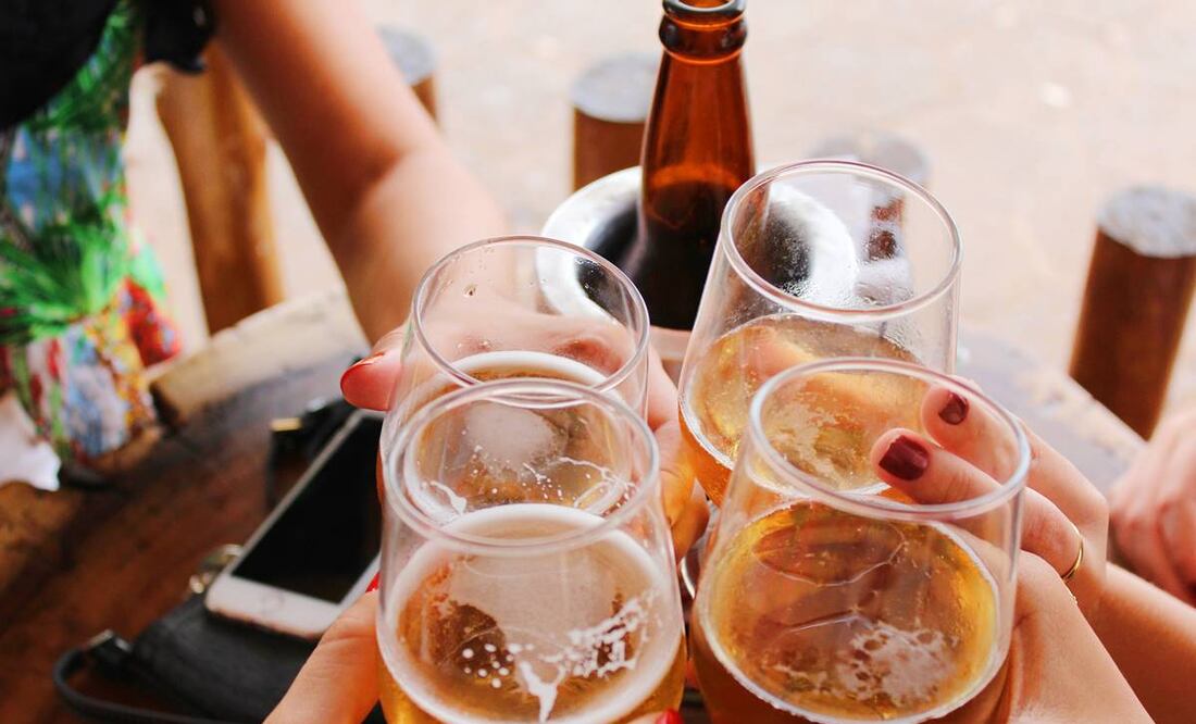 Una chelita siempre es buen motivo para convivir y conocer. Foto: Unsplash