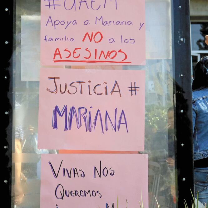 Manifestantes protestaron frente a las instalaciones de la Universidad Autónoma del Estado de Morelos por el asesinato de Mariana. MARGARITO PÉREZ. CUARTOSCURO