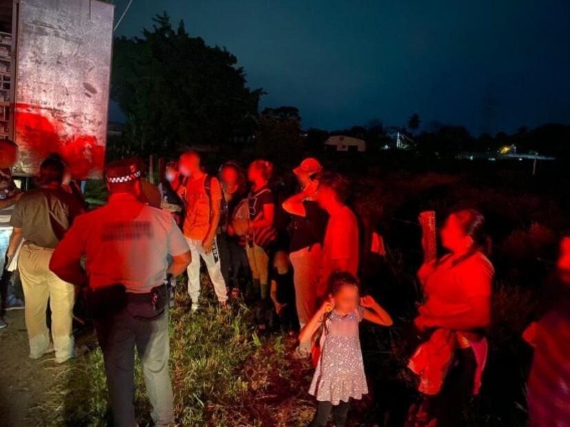 Rescata Guardia Nacional a 14 migrantes transportados en tráiler en Tabasco