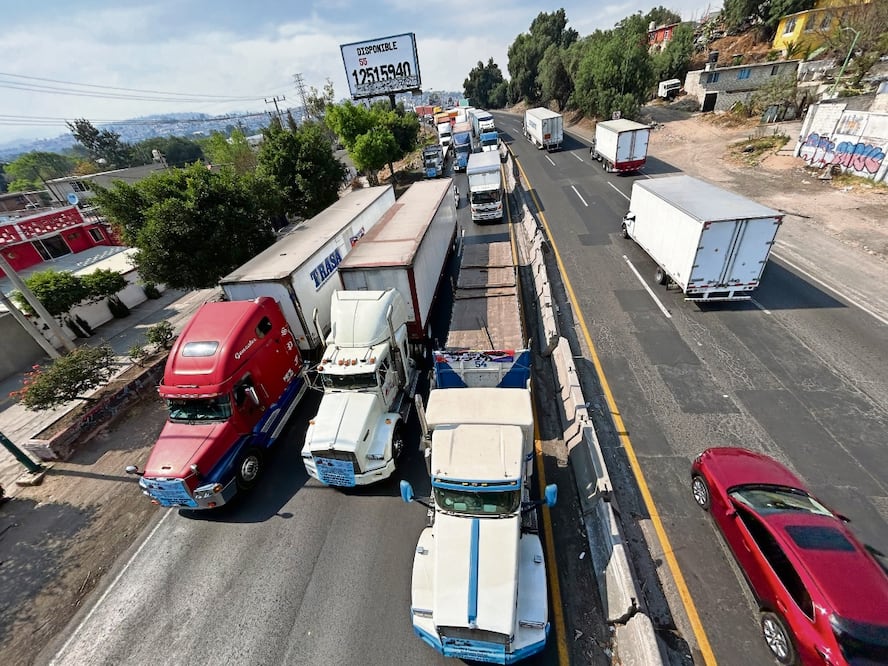 La protesta inició en Tepotzotlán en la autopista México-Querétaro, con dirección a la Ciudad de México, desde donde condujeron sus camiones a una velocidad de 14 kilómetros por hora, lo que desquició el tránsito. Foto: Iván Montaño / EL UNIVERSAL