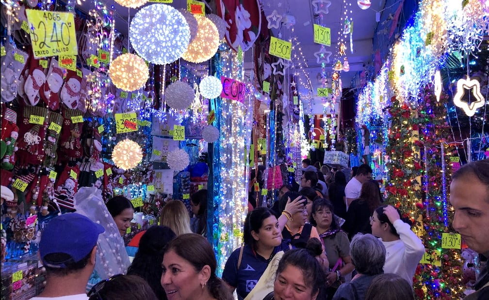 Capitalinos acuden a calles del Centro Histórico para comprar artículos navideños, inflables para las fachadas de la casa y árboles de Navidad en la Ciudad de México, el 2 de diciembre de 2025. Foto: Diego Simón Sánchez/EL UNIVERSAL