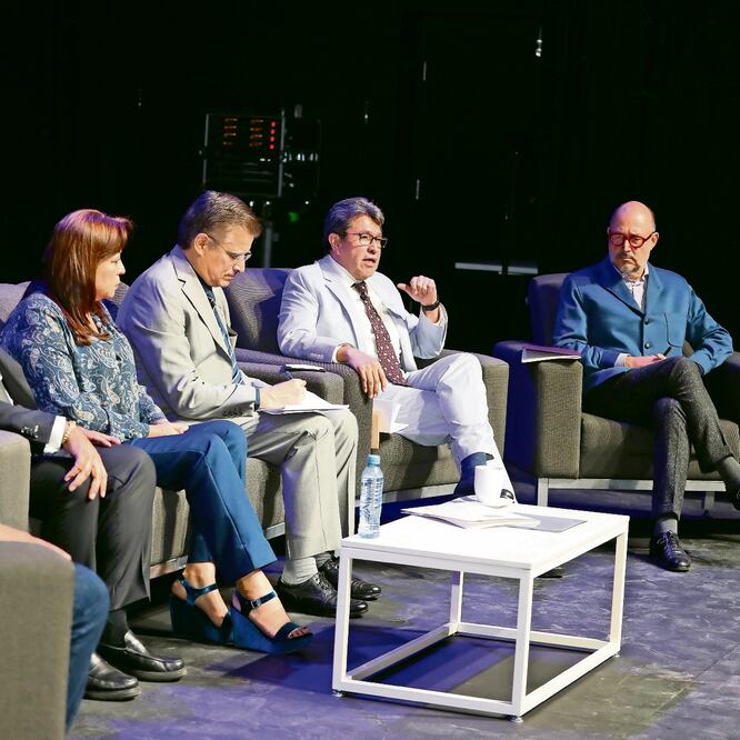 En mayo pasado se llevó a cabo el Primer Foro Regional de Federalismo Guadalajara, El Federalismo desde las Competencias Regionales, con la presencia de políticos y periodistas, quienes compartieron opiniones del tema. ARCHIVO EL UNIVERSAL