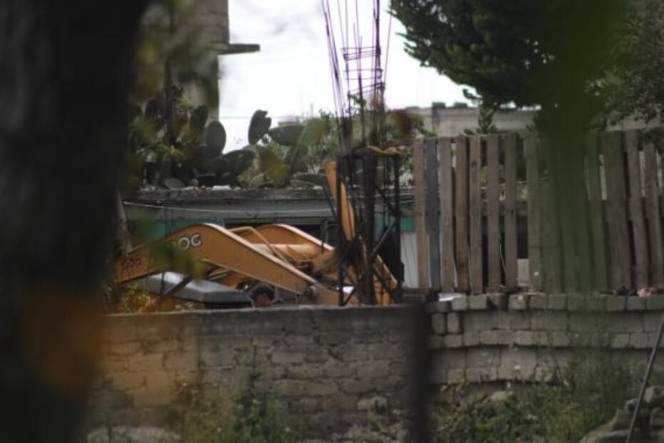 Hallan fosa clandestina en patio de una casa en Toluca; podría haber hasta seis cuerpos, dicen autoridades