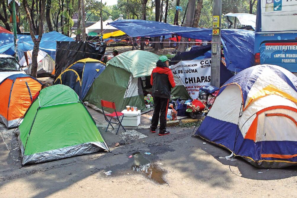 Docentes de la CNTE mantienen un plantón en la Plaza de la Ciudadela, en la capital, contra la reforma educativa (FERNANDO RAMÍREZ. EL UNIVERSAL)