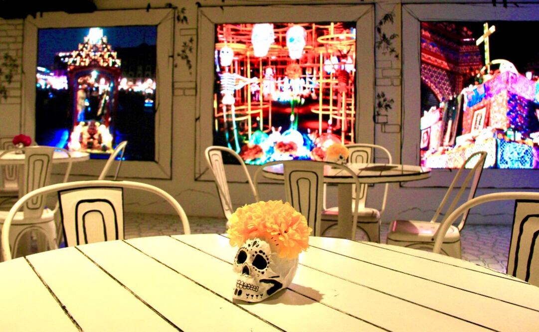 Calacas hechas de cartonería en el Lounge. Foto: Imagen CDMX