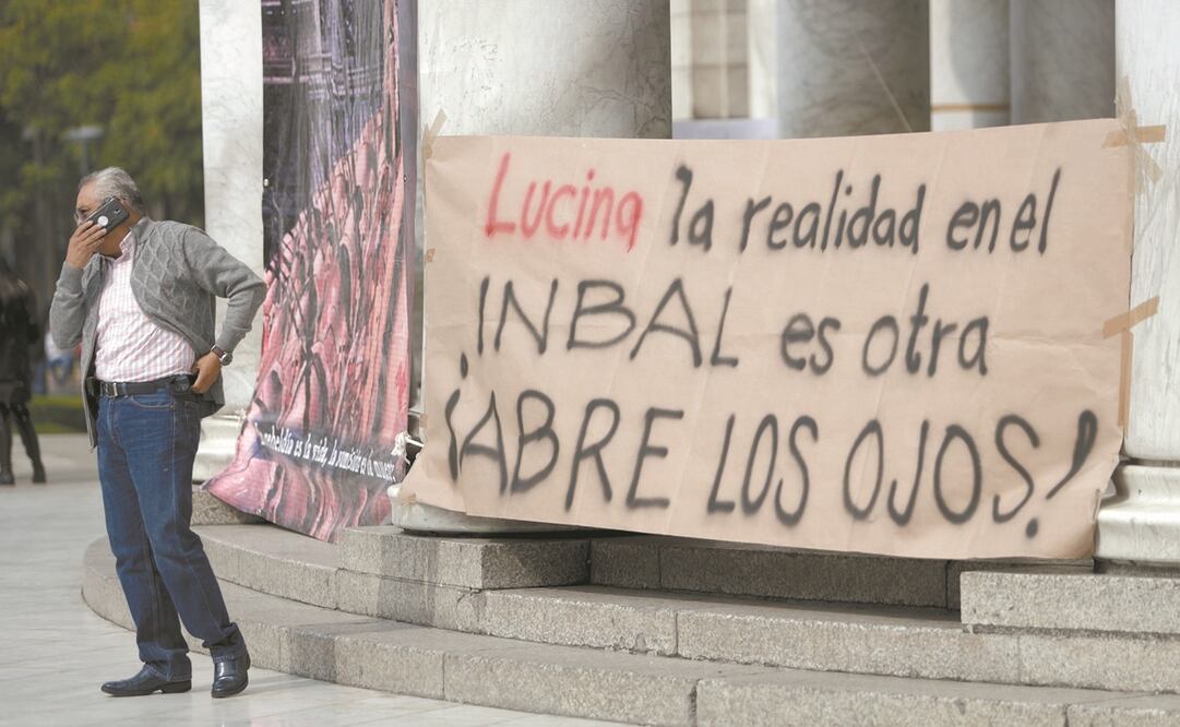 Los trabajadores colocaron mantas con mensajes en diferentes accesos de Bellas Artes. Foto: Iván Stephens. EL UNIVERSAL