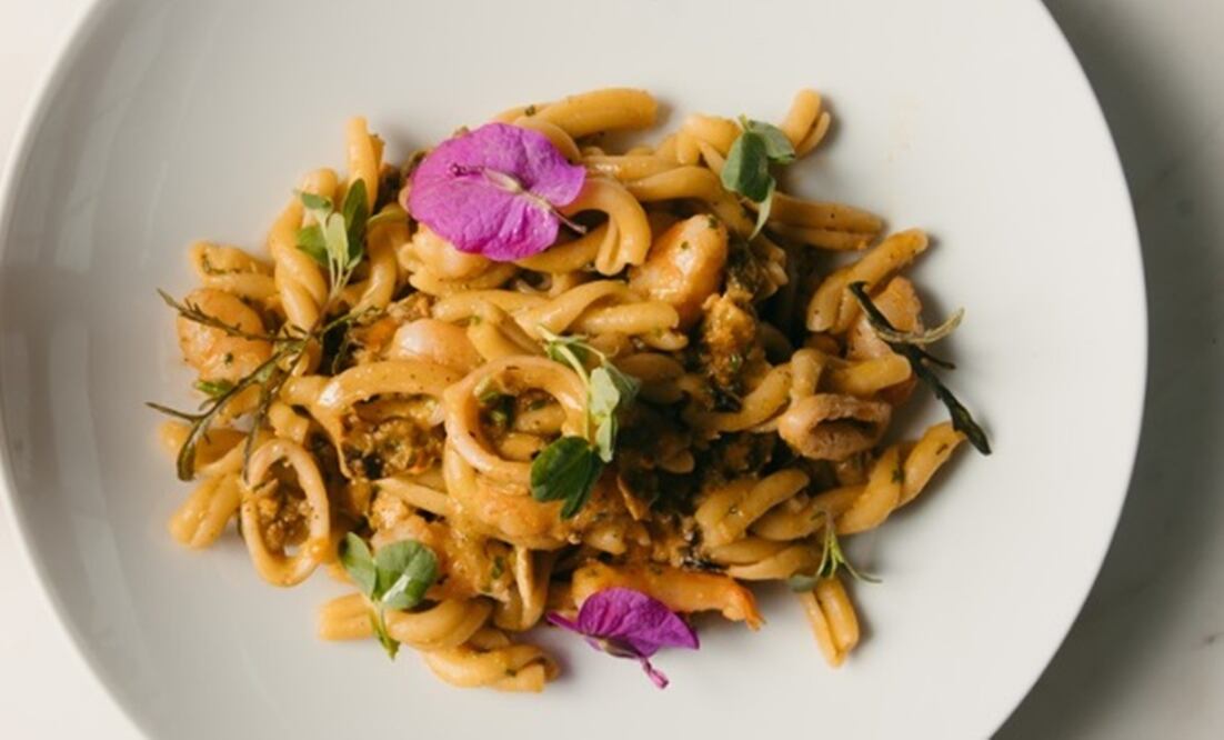 Apapacha a papá con una pasta hecha en casa.