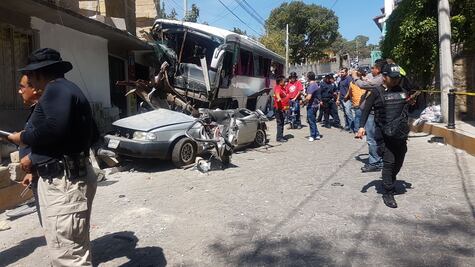 Accidente deja 2 muertos y 15 heridos en carretera de Valle de Bravo
