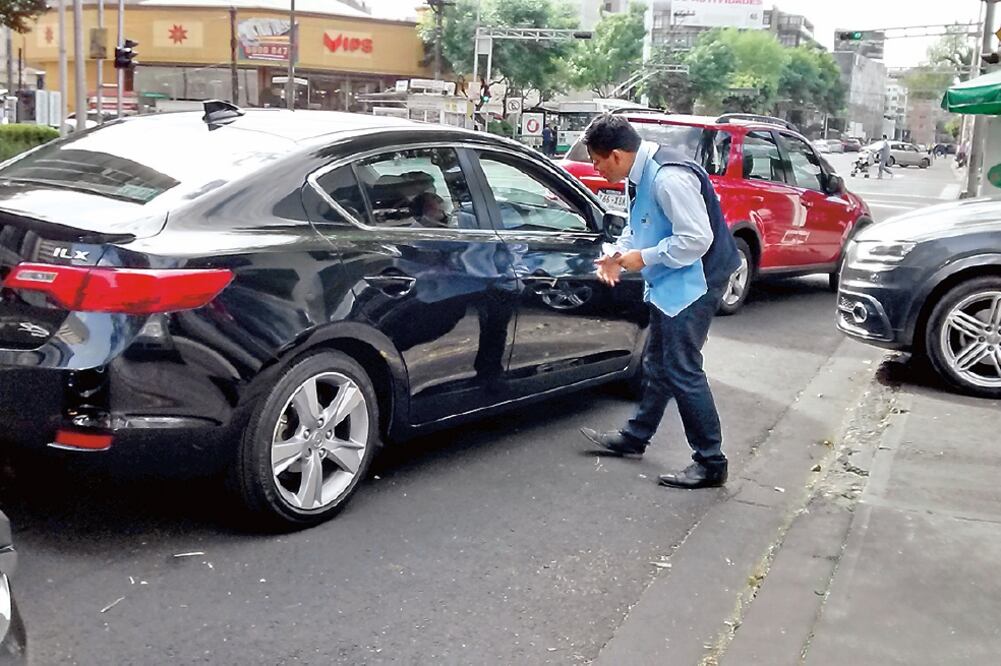 El valet parking del restaurante El Regreso estaciona autos en la banqueta, además invade espacios prohibidos sobre el Eje 7 Sur Félix Cuevas (GERARDO SUÁREZ. EL UNIVERSAL)