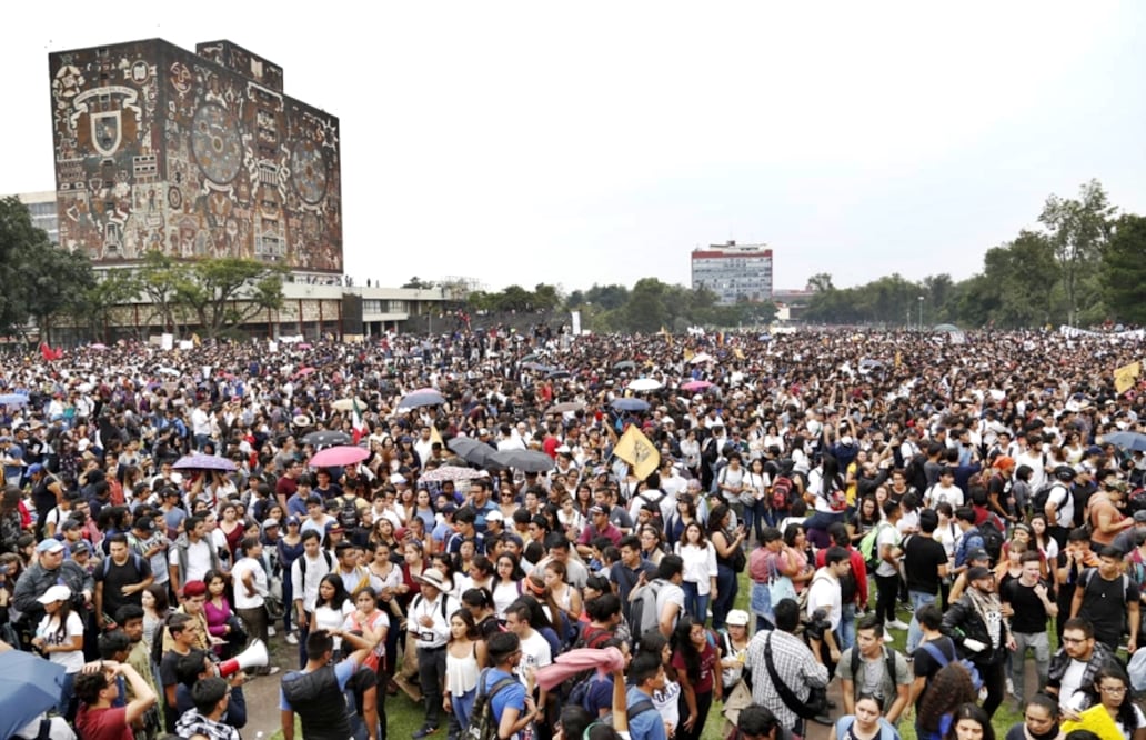 Miles de estudiantes se concentran frente a la torre de Rectoría de la UNAM en protesta contra los grupos porriles de la universidad (17/03/23). Foto: Agustín Salinas/EL UNIVERSAL