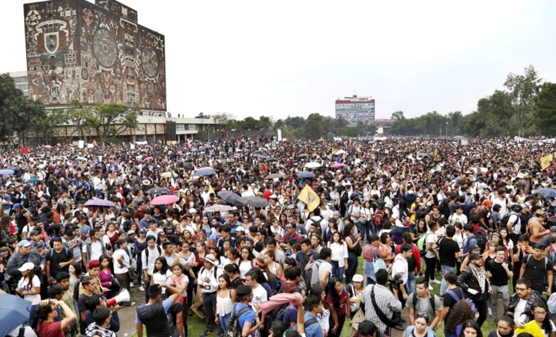 Miles de estudiantes se concentran frente a la torre de Rectoría de la UNAM en protesta contra los grupos porriles de la universidad (17/03/23). Foto: Agustín Salinas/EL UNIVERSAL