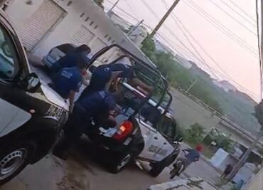 Captan en video a policías de Salina Cruz, Oaxaca golpeando a una mujer detenida; anuncian investigación