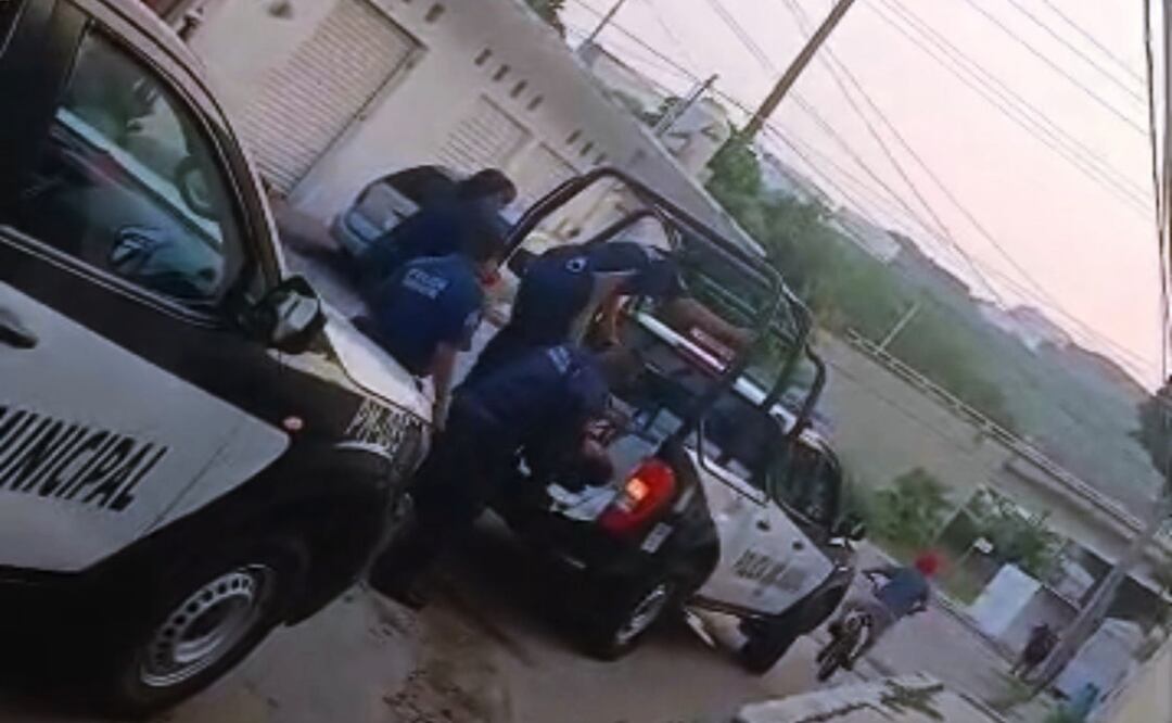 Captan en video a policías de Salina Cruz, Oaxaca golpeando a una mujer detenida; anuncian investigación. Foto: Especial