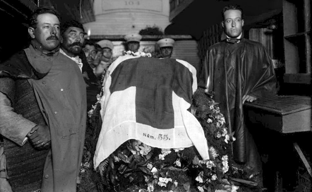 Guardia de Ignacio Suárez y de Octavio Amador y Secundino ante los restos de Venustiano Carranza. Urquizo escribió en sus memorias: “¡Irónica vida! Hacerle guardia al cadáver del presidente, cuando no se nos ocurrió hacérsela en momentos en que hubiéramos podido servirle de algo”. Foto: Mediateca INAH.