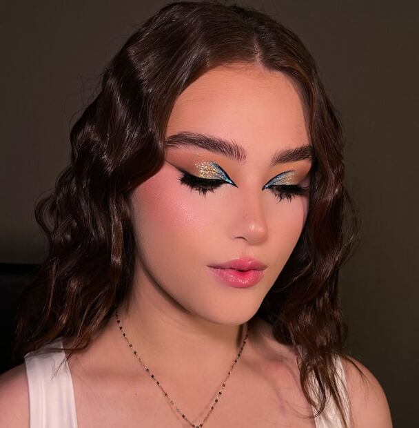 Emily Álvarez y su maquillaje eléctrico. Foto: Instagram @thaliabarajasmakeup