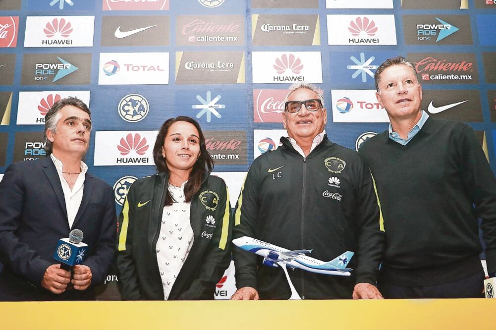 Leonardo Cuéllar y Ana Galindo fueron presentados por los directivos del club de Coapa (MARCOS DOMÍNGUEZ. IMAGO7)