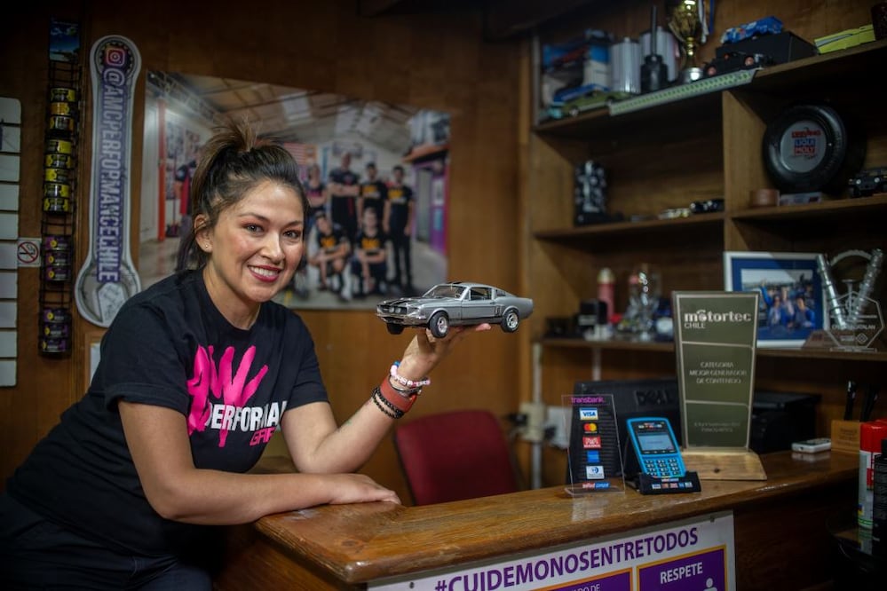 En su canal La Cristi Mecánica, Cristi ofrece clínicas sobre mantenimiento automotriz dirigidos a mujeres.