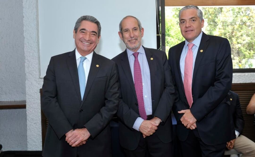 Al centro, Juan Luis Arzoz Arbide, presidente del Consejo directivo de la Cámara Nacional de la Industria Editorial Mexicana. Foto: Cortesía CANIEM
