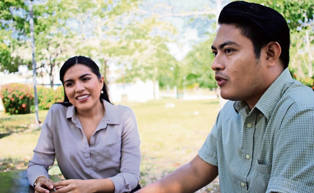 Los universitarios Nora López y Nelson Puc coinciden en que de poco sirve el bombardeo de spots de los partidos. (SILVIA HERNÁNDEZ. EL UNIVERSAL)